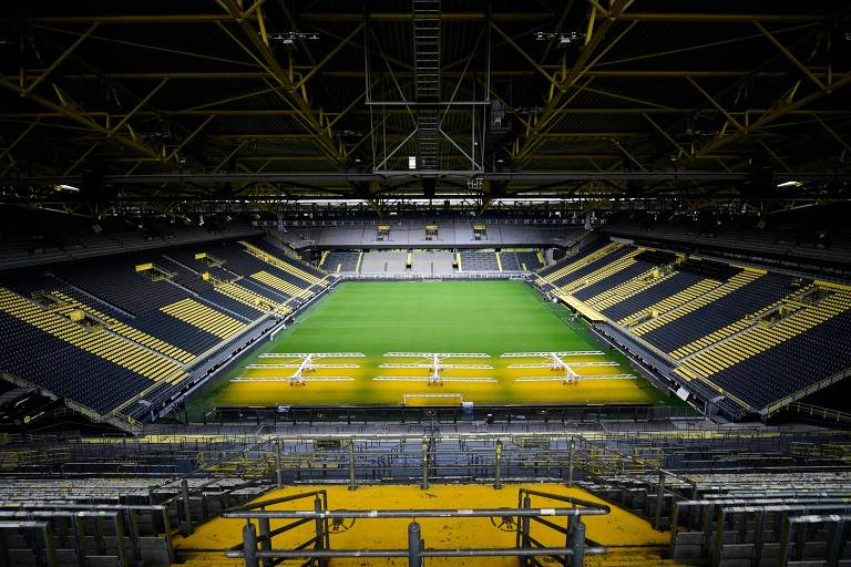 Estádio vazio com arquibancadas amarelas e pretas