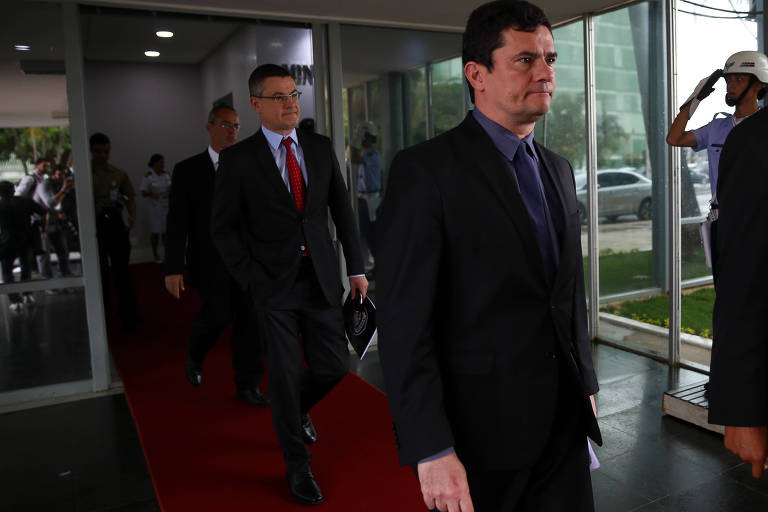 Saída do governo: Moro contou que avisou Bolsonaro que sairia do governo com a confirmação da saída de Valeixo. Ele disse à PF que informou então "os motivos pelos quais não podia aceitar a substituição e também declarou que sairia do governo e seria obrigado a falar a verdade