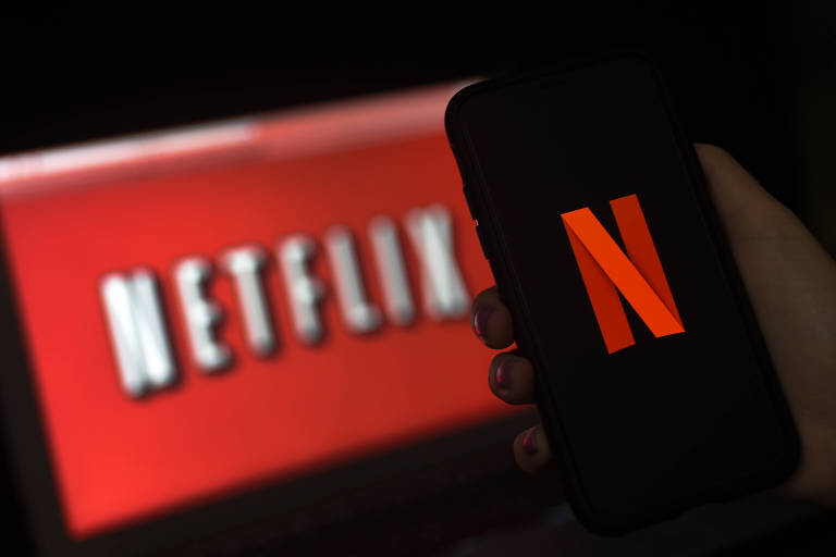 Celular e telefone na plataforma de streaming Netflix