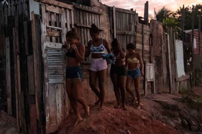 Adolescentes na favela Parque das Missões, em Duque de Caxias, na Baixada Fluminense