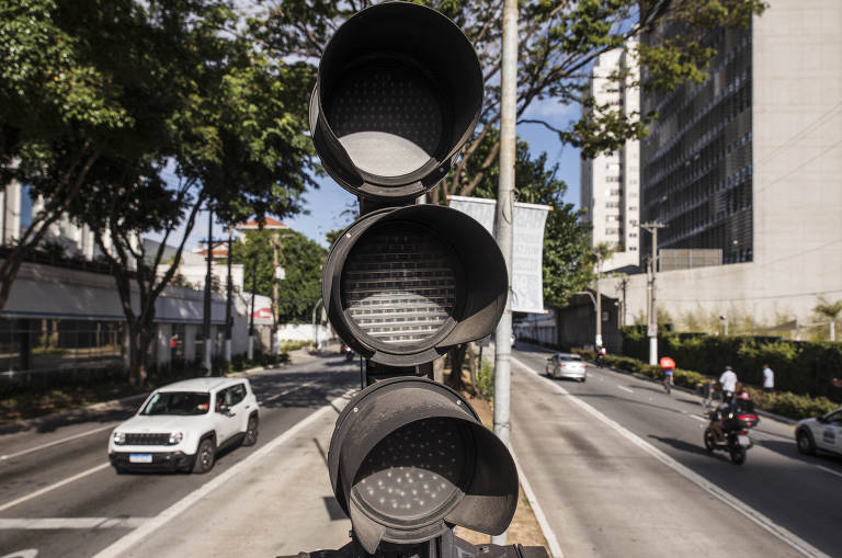 Em média, 13 semáforos são danificados por dia na capital paulista, segundo dados da CET-SP (Companhia de Engenharia de Tráfego de São Paulo)