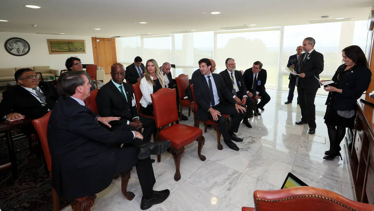 Regina Duarte e Jair Bolsonaro durante reunião