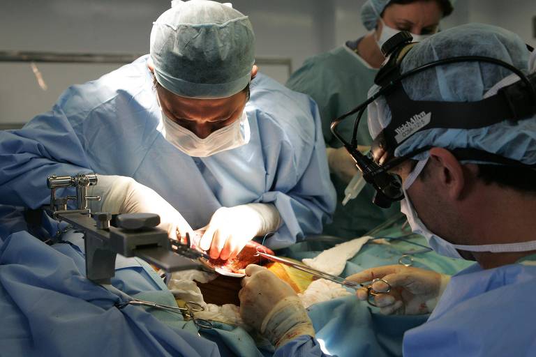 Equipe realiza transplante de fígado no centro cirúrgico do Hospital Israelita Albert Einstein, em São Paulo.