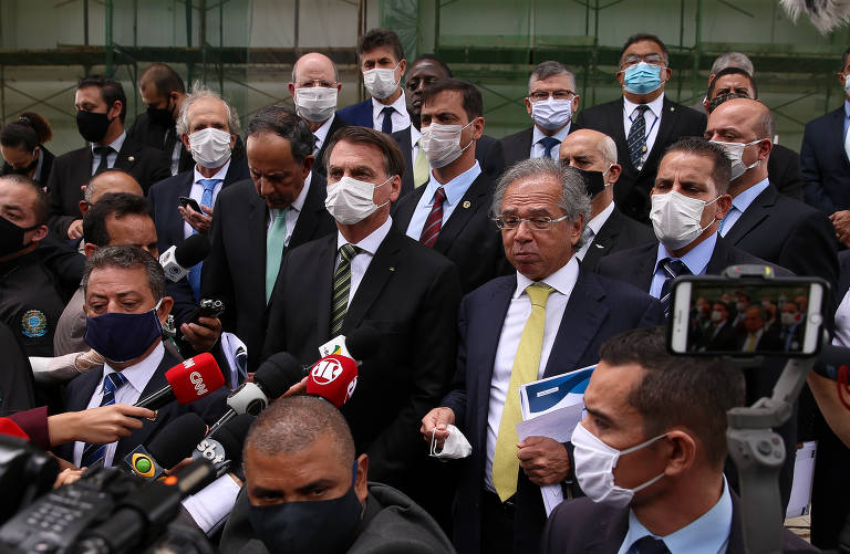 Jair Bolsonaro, Guedes (Economia) e diversos empresários conversaram com a imprensa