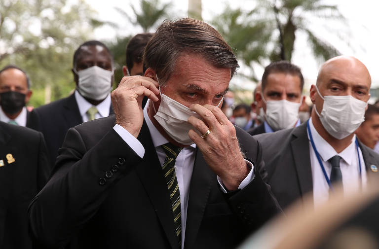 Jair Bolsonaro, acompanhado de Guedes (Economia) e de diversos empresários, volta andando ao palácio do planalto depois de sair do STF  após reunião com o presidente do tribunal