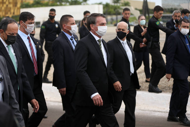 Jair Bolsonaro, acompanhado do ministro Paulo Guedes (Economia) e de diversos empresários na saída do STF
