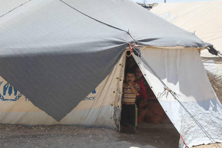 Criança síria em barraca em campo de refugiados no país atingido por guerra civil desde 2011; Síria ocupa quarto lugar em percentual de população impactada por crise alimentar em 2019