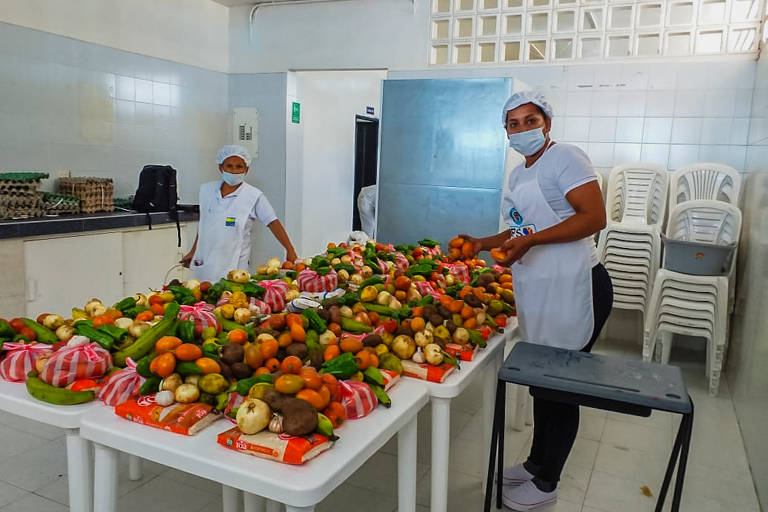 Mulheres preparam alimentos para as chamadas Rações para Levar para Casa (Take-Home Rations, em inglês), como parte da assistência do PMA na Colômbia, visto que as escolas estão fechadas devido ao coronavírus, suspendendo a alimentação escolar