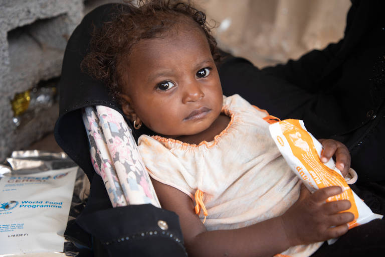 Criança em campo para populações deslocadas no Iêmen recebe assistência do PMA, que também fornece suporte nutricional para mulheres grávidas e lactantes, além de uma ajuda mensal em dinheiro para as famílias