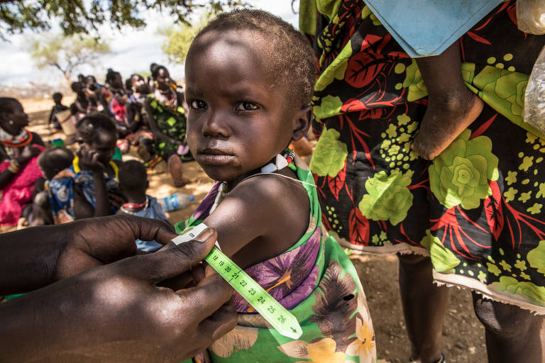 Funcionário me estado nutricional de crianças no Sudão do Sul; aís é o que tem o maior percentual (61%) da população atingida por crise alimentar em 2019