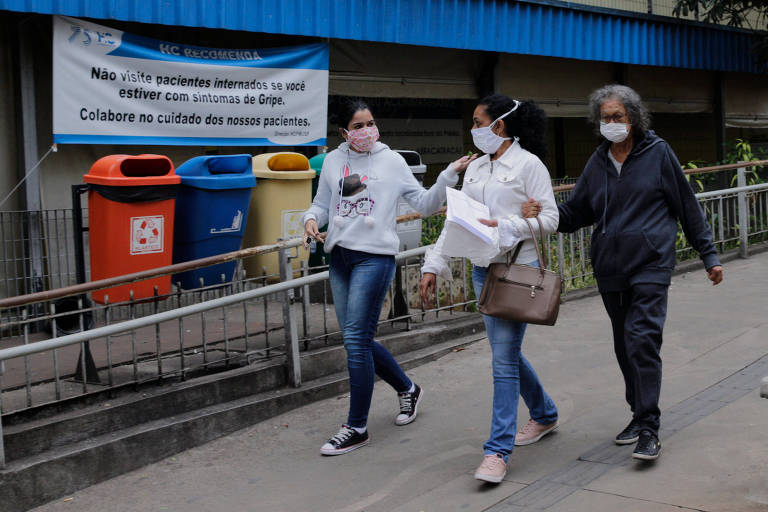 Pessoas agasalhadas e usando máscara de proteção na região do Hospital das Clínicas, no dia 14 deste mês