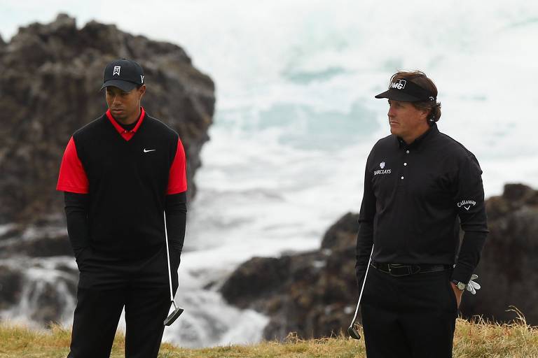 Tiger Woods (à esq.) e Phil Mickelson durante o At&T Pebble Beach National Pro-AM em 2012