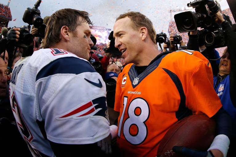 Tom Brady (à esq.) e Peyton Manning após a final da conferência AFC de 2016 em Denver