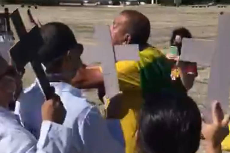 Bolsonaristas agridem profissionais da saúde e tentam impedir manifestação deles em Brasília