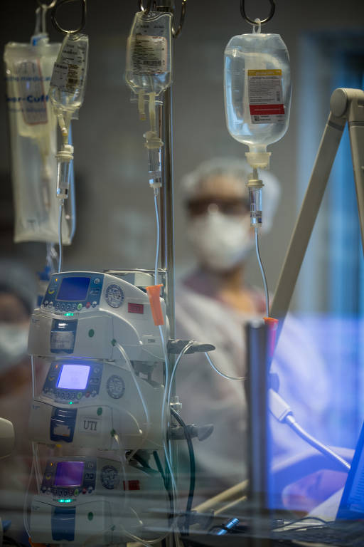 Técnicos e enfermeiras são os profissionais responsáveis por aplicar remédios, dar banho, comida e acompanhar dados emitidos pelos aparelhos clínicos ligados aos pacientes com Covid-19 nos leitos