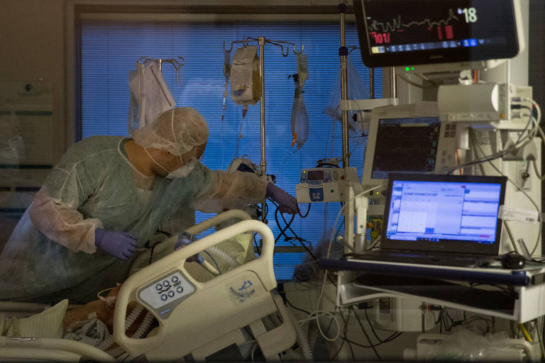 O médico Estevão Bassi, 36, em leito de UTI do Hospital Alemão Oswaldo Cruz, em SP