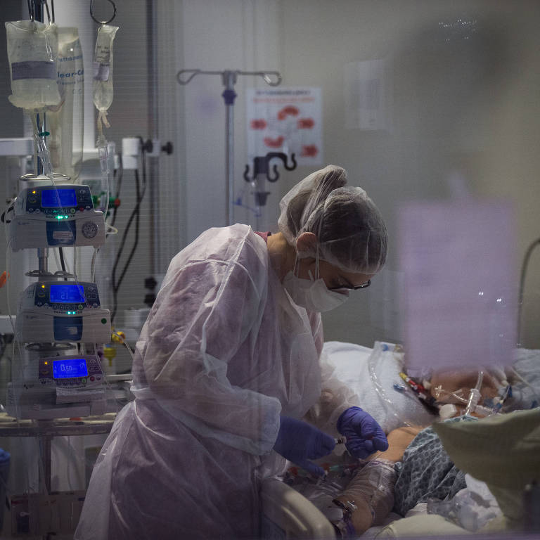 Técnica de enfermagem presta atendimento a paciente com Covid-19 em UTI do Hospital Alemão Oswaldo Cruz, em SP