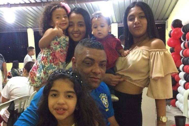 Zé Roberto com suas três filhas e o casal de netos