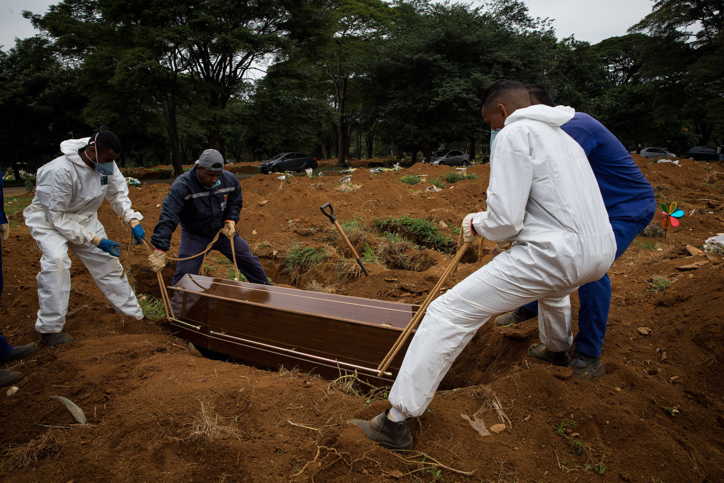 Há 5 anos Brasil chegava a 100 mil mortos por Covid-19