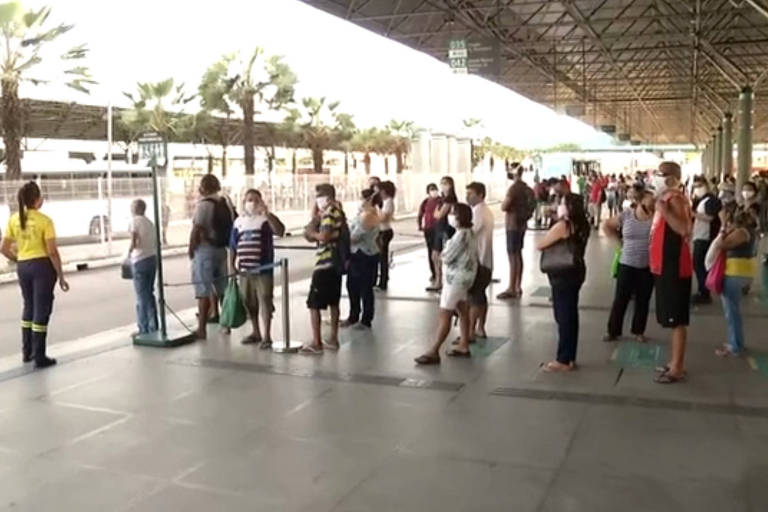  No primeiro dia de lockdown, Fortaleza registrou aglomerações em terminais de ônibus