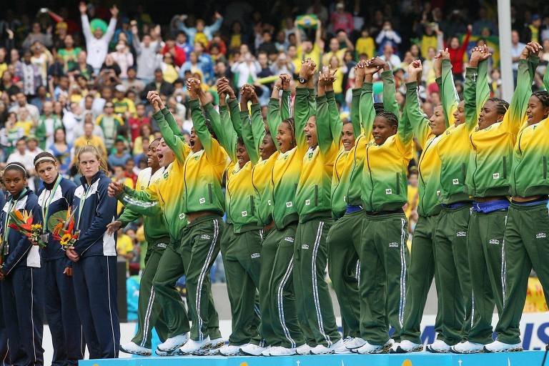 Observadas pelas norte-americanas, brasileiras comemoram a medalha de ouro no Pan de 2007, no Rio