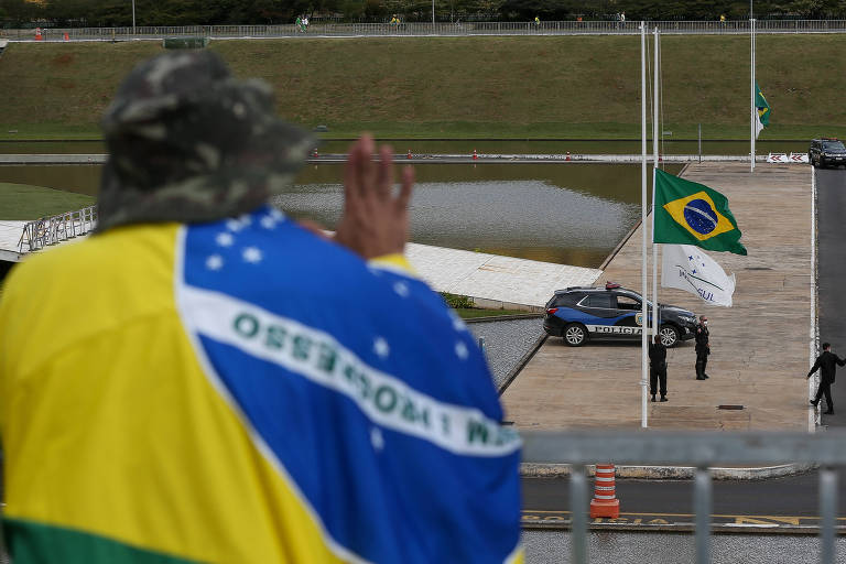 Manifestante pró-Bolsonaro em frente ao Congresso, no sábado (9)