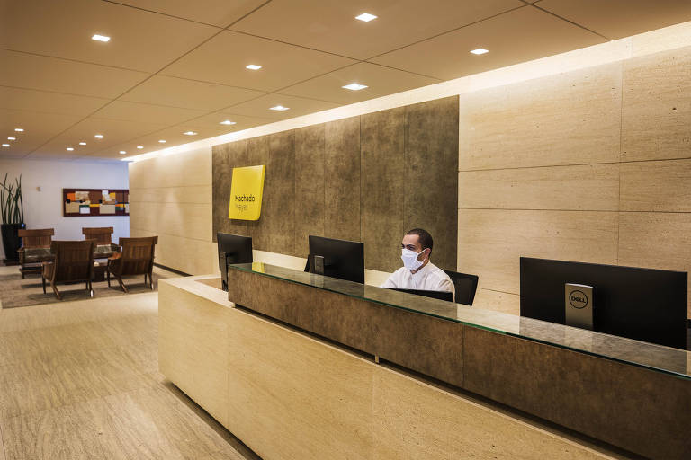 Escritório de advocacia Machado Meyer vazio, localizado na avenida Faria Lima, ficou vazio durante parte da pandemia; em agosto de 2020 funcionários puderam retomar atividades no local