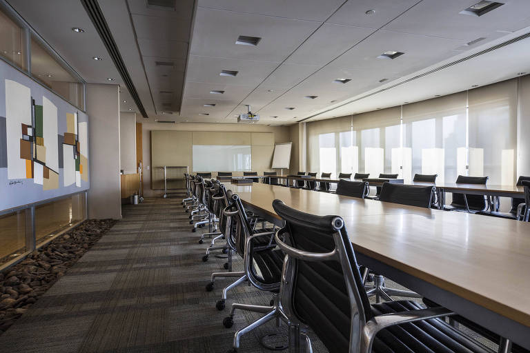 Escritório de advocacia Machado Meyer vazio, localizado na avenida Faria Lima, ficou vazio durante parte da pandemia; em agosto de 2020 funcionários puderam retomar atividades no local