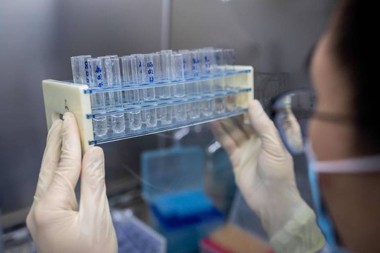 Profissional trabalha para desenvolver vacina experimental contra Covid-19 em laboratório em Pequim, na China
