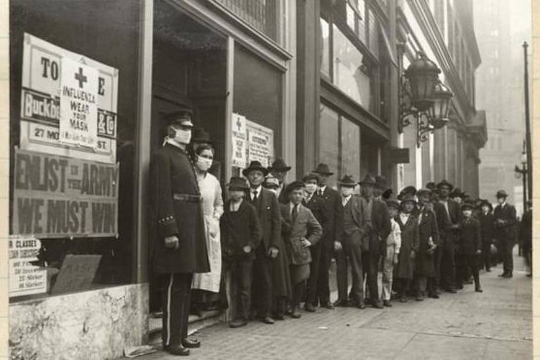 Fila para distribuição de máscaras em São Francisco. Em outubro de 1918, com o avanço da pandemia de gripe, as autoridades municipais decretaram a obrigatoriedade de usar máscaras em público
