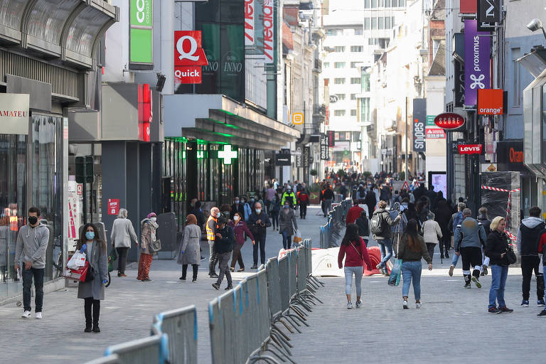 Grades separam ao meio principal rua de comércio de Bruxelas, a Neuve, para criar mão única para pedestres