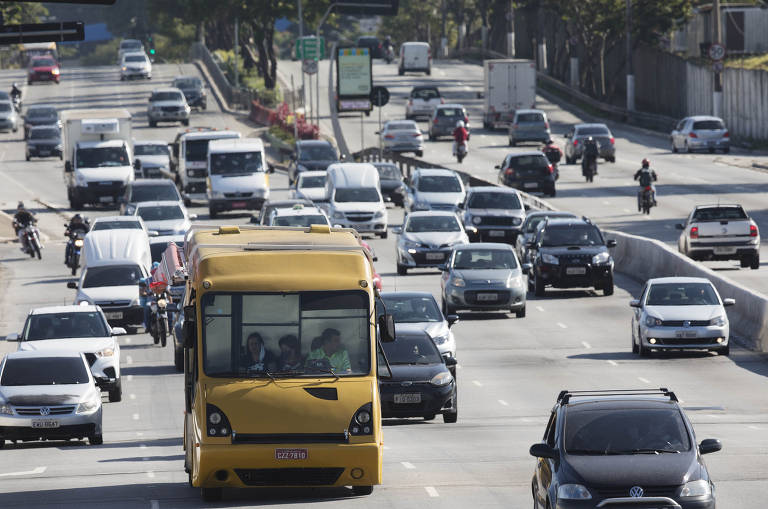 Movimento intenso de veículos na Radial Leste (avenida Alcântara Machado, no Tatuapé) às 14h30, no primeiro dia de rodízio de veículos alternados