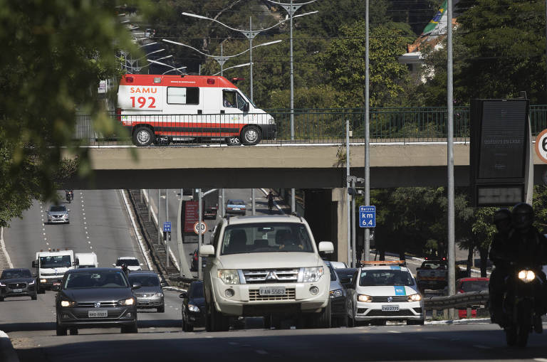 Movimento de veículos no corredor Norte Sul (av Rubem Perta, altura da ponte Pedro de Toledo), às 12h45 desta segunda-feira (11), primeiro dia de rodizio alternado