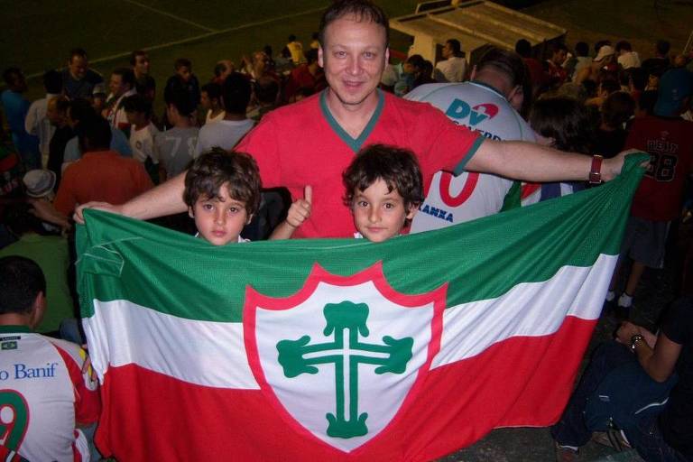 Flávio Gomes com os filhos curtindo a Lusa no Canindé: paixão rubro-verde passada de geração em geração ...
