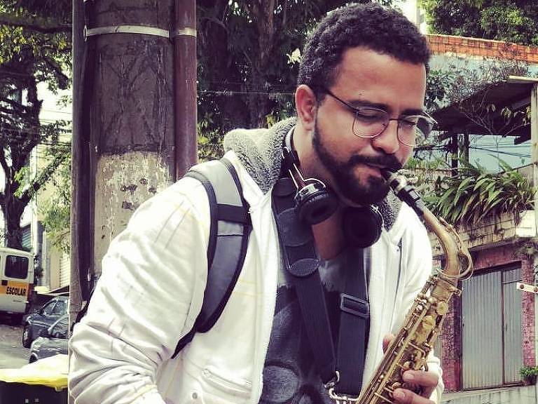 O músico Ray Nery, 28, que veio da Bahia para São Paulo e agora faz serenatas pela cidade