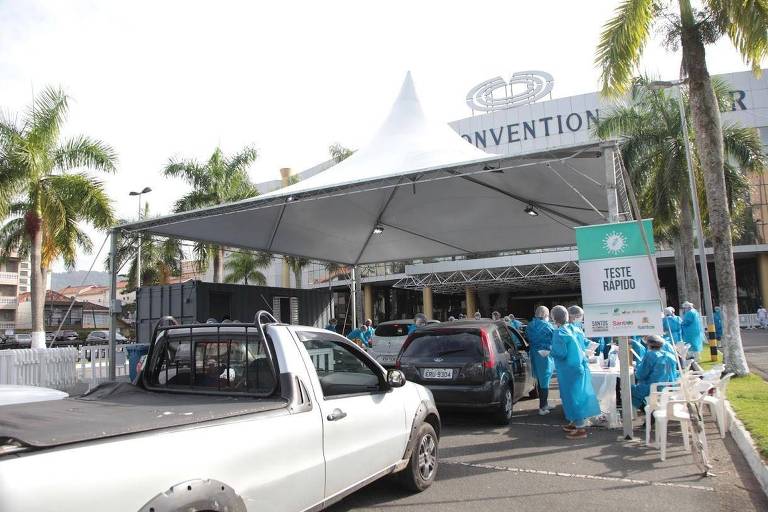Funcionários da Secretaria de Saúde de Santos realizam atendimentos no primeiro dia de drive thru para testar a população para o novo coronavírus