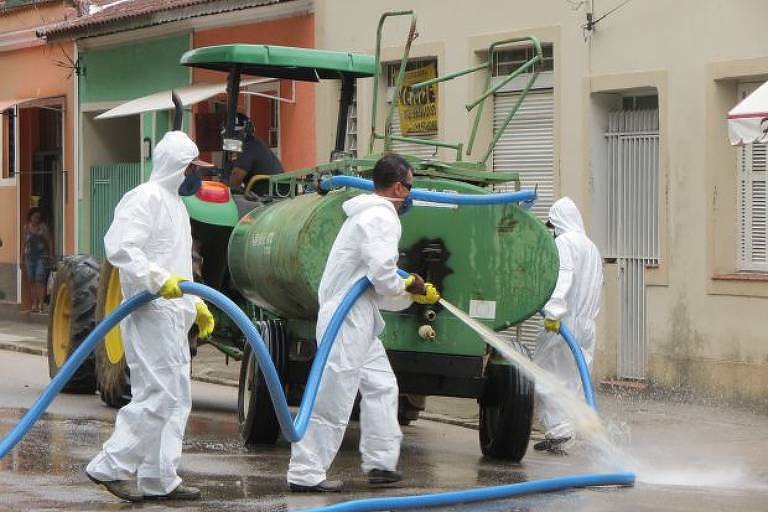 Funcionários da Prefeitura de Monteiro Lobato fazem higienização de rua da cidade para combater novo coronavírus