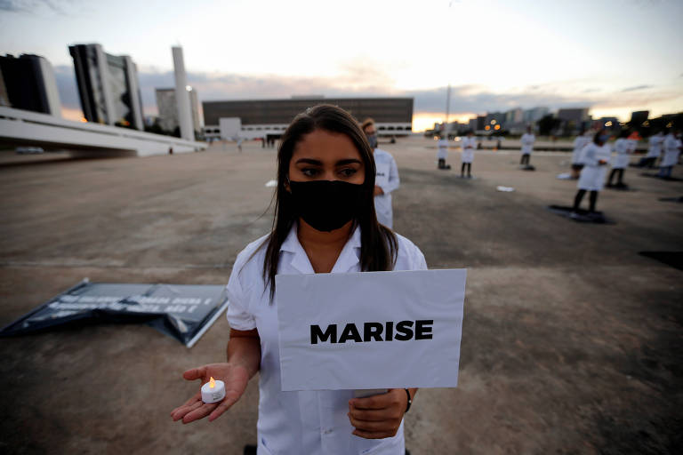 Enfermeira participa de protesto em homenagem a profissionais de saúde que morreram de Covid-19, em Brasília