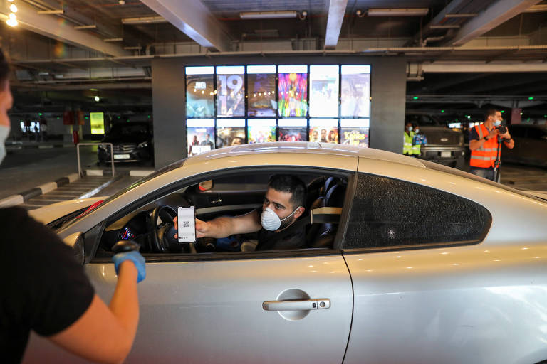 Drive-in em Dubai tem Porsches e isolamento social