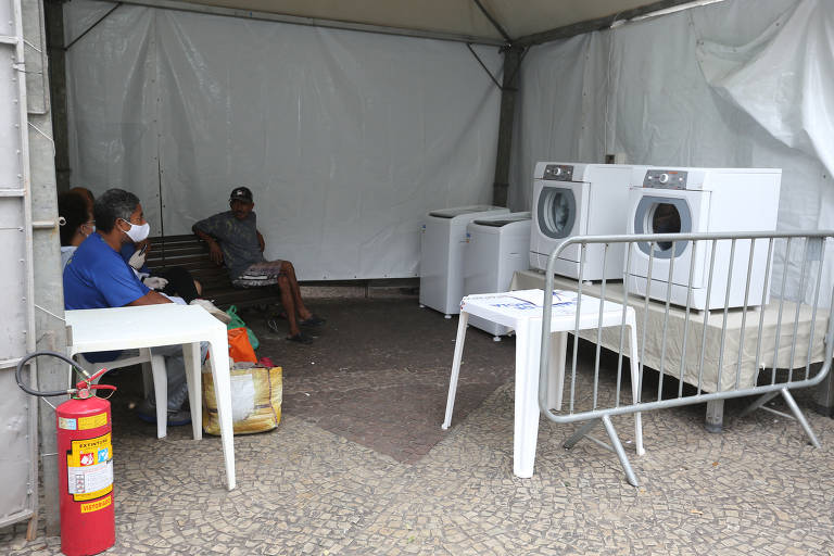 Prefeitura instala máquinas de lavar roupa para moradores de rua no centro de SP