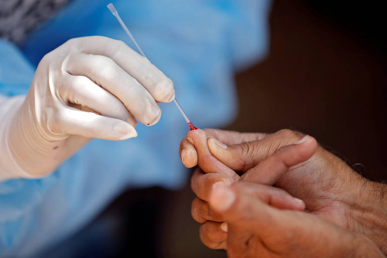 Amostra de sangue é retirada para teste de coronavírus 