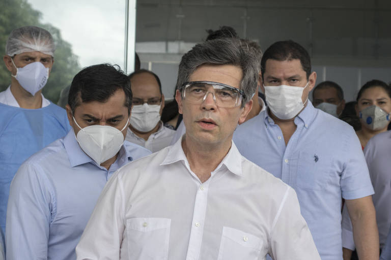 Ao lado de Bolsonaro, quando assume o cargo, Teich afirma que que saúde e economia andam juntas. 'São completamente complementares', disse. No início da gestão, ele pregou um alinhamento com o presidente, mas em 2016, ele criticou um projeto de lei de autoria do então deputado federal em 2016: o que regulamentava o uso da fosfoetanolamina, conhecida como 'pílula do câncer'



