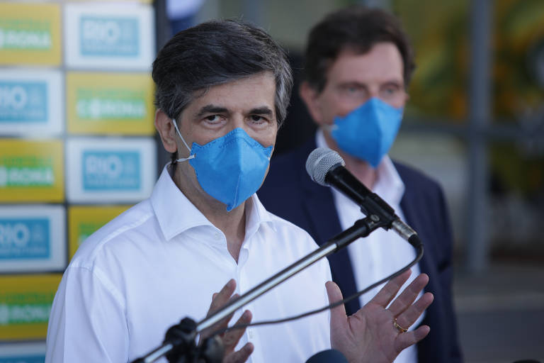 Durante coletiva de imprensa, Teich foi avisado por repórter sobre o anúncio do presidente acerca da inclusão de academias, salões e barbearias como serviços essenciais. Ele manifestou surpresa e disse que não participou da decisão