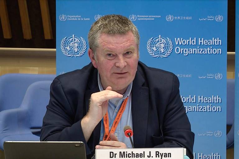 Michael Ryan, o diretor-executivo da OMS (Organização Mundial da Saúde), fazendo gestos com as mãos