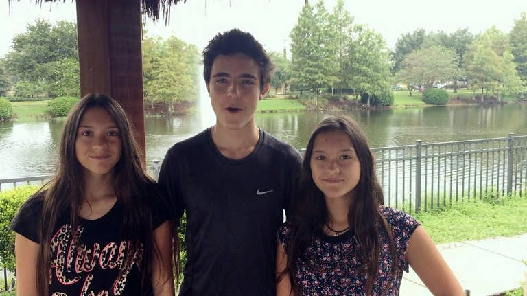 João Augusto Liberato e as irmãs Marina Liberato e Sofia Liberato