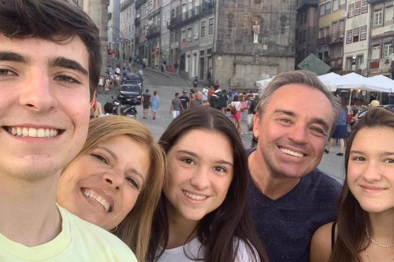 Gugu Liberato posa com os filhos e a mulher, Rose, em Portugal, para o aniversário de 90 anos de sua mãe, Maria do Céu Liberato