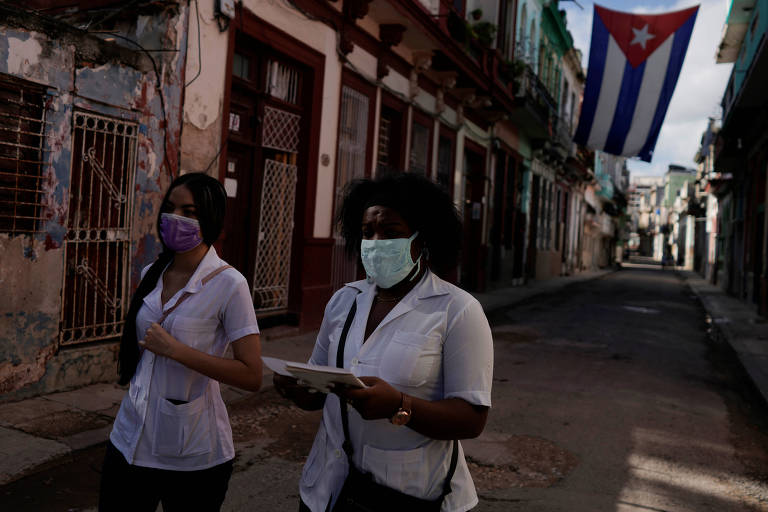 Em Havana, estudantes de medicina passam de casa em casa para checar pessoas com sintomas de Covid-19
