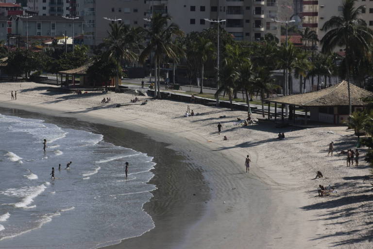 Banhistas burlam veto e voltam às praias no litoral paulista
