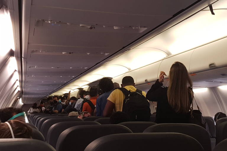 Passageiros do voo entre Belo Horizonte e São Paulo fazem fila para deixar o avião