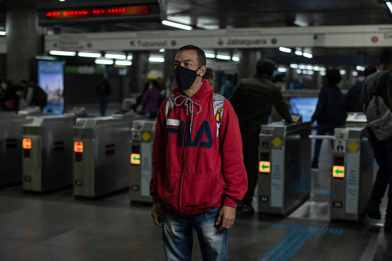 Moisés da Silva, 35, ficou em casa alguns dias após o início da quarentena, mas voltou a trabalhar. Ele é pintor. O que mais mudou é que tem mais fila para tudo agora. Na lotérica, no supermercado, no metrô.